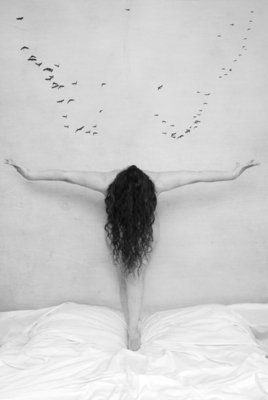 If they come to look for me i won´t stop them to take me. / Nude  Fotografie von Fotografin Marie Casabonne | STRKNG