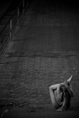 Wenn’s so schwarz wird um mich herum, habe ich meine besten Besucher. / Abstrakt  Fotografie von Model Madame Peach ★29 | STRKNG