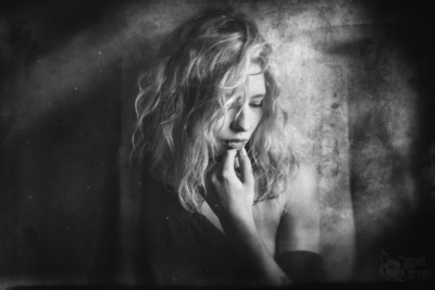 Someone I loved once gave me a box full of darkness. / Portrait  Fotografie von Model Madame Peach ★29 | STRKNG