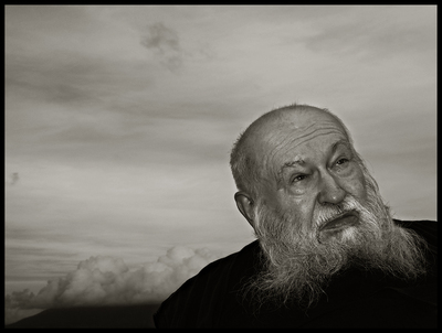 Hermann Nitsch - by Augusto De Luca. / Portrait  Fotografie von Fotograf Augusto De Luca ★1 | STRKNG