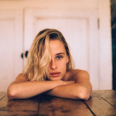 Olivia en su mesa / Portrait  photography by Photographer Alberto Monteraz ★15 | STRKNG