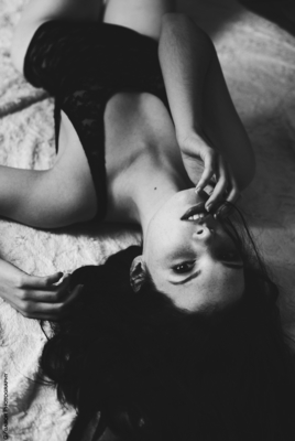 closer. / Schwarz-weiss  Fotografie von Model Lisa ★125 | STRKNG