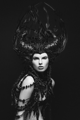 absurd. / Schwarz-weiss  Fotografie von Model Lisa ★125 | STRKNG