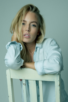 // girl on chair / Fashion / Beauty  photography by Photographer Michael Gelbhaar ★1 | STRKNG