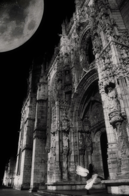 Enchanted by Mosteiro dos Jerónimos and by the Moon. At the Gate of Gothicland / Fine Art  Fotografie von Fotografin Skin Soul | STRKNG