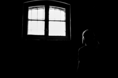 the window / Schwarz-weiss  Fotografie von Fotografin Angela Trabert Fotografie ★1 | STRKNG