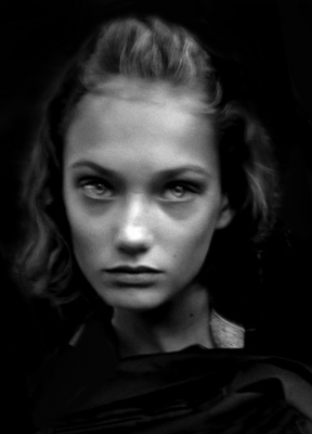 Girl On Bus 2 / Menschen  Fotografie von Fotografin Betina La Plante ★1 | STRKNG