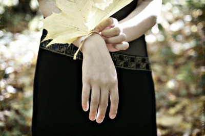 My hand releases a silent spindle... / Konzeptionell  Fotografie von Fotografin Natalya Romashina ★2 | STRKNG