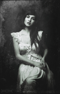 mrs. gravedigger / Schwarz-weiss  Fotografie von Fotografin Ana Lora ★77 | STRKNG