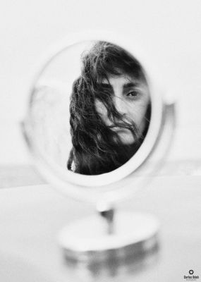 In the mirror / Portrait  Fotografie von Fotograf Carlos Odeh ★6 | STRKNG