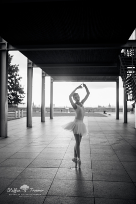 Ballerina / People  photography by Photographer Steffen Trommer | STRKNG