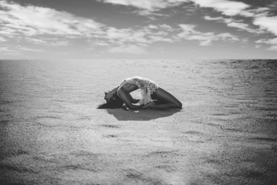 *Take A Breath* / Schwarz-weiss  Fotografie von Model mrs.poziguzo ★25 | STRKNG