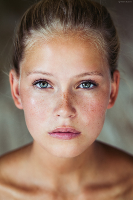 Melli / Portrait  photography by Photographer Mischa Buckow ★14 | STRKNG