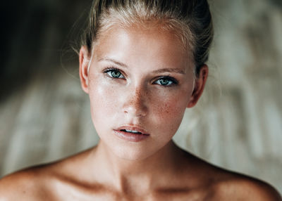 Melanie / Portrait  photography by Photographer Mischa Buckow ★14 | STRKNG