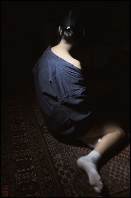 The dim light and the girl #3 / Menschen  Fotografie von Fotograf Gilles Le Corre ★1 | STRKNG