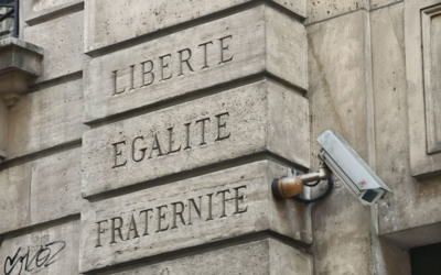 A surveillance camera on the façade of the Crédit Municipal bank in Paris. / Stadtlandschaften  Fotografie von Fotograf David Henry | STRKNG