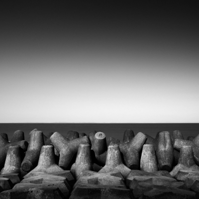 Tsunami Barrier / Schwarz-weiss  Fotografie von Fotograf Thomas Leong ★1 | STRKNG