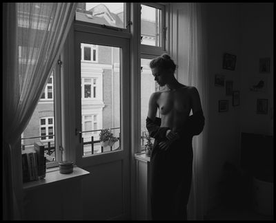 Girl Home Alone / Nude  Fotografie von Fotograf Lukas Kaminski ★15 | STRKNG