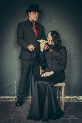 Mel &amp; Marian, Paarportrait mit Assiwippe und Senf / Hochzeit  Fotografie von Fotograf André Leischner ★37 | STRKNG