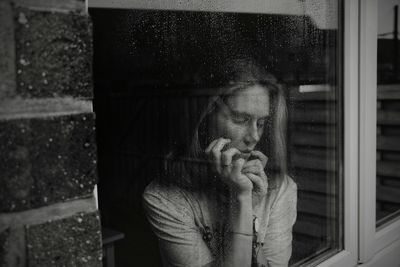 Even behind the window I feel like a stranger / Schwarz-weiss  Fotografie von Fotografin wildwoodssoul ★4 | STRKNG