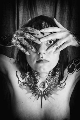 Kritisch bleiben / Portrait  Fotografie von Fotograf Andreas Maria Kahn ★13 | STRKNG