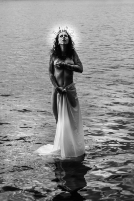 Shiny Christ Woman / Schwarz-weiss  Fotografie von Fotograf Andreas Maria Kahn ★13 | STRKNG