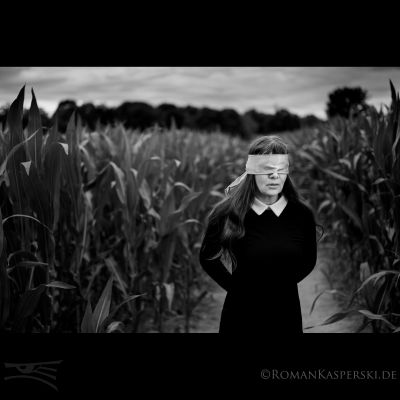 Blind in the Fields / Schwarz-weiss  Fotografie von Fotograf Roman Kasperski ★1 | STRKNG