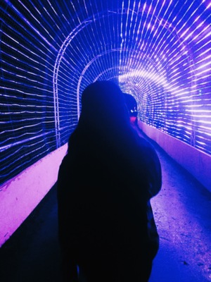 Purple Tunnel / Menschen  Fotografie von Fotograf Julia Gonzalez ★1 | STRKNG