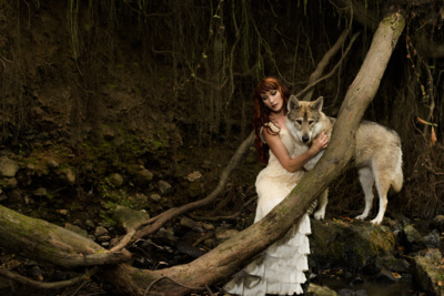 Woman and Wolf / Tiere  Fotografie von Fotografin Aya O | STRKNG