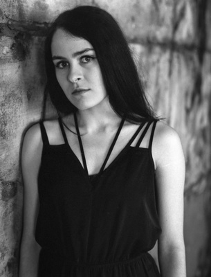 flash your teeth though the inside hurts / Portrait  photography by Model londoncoffee3 ★18 | STRKNG