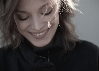 sourire / Portrait  photography by Photographer Jochen Gottsmann | STRKNG