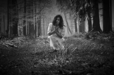 Angst vor der Stille / Schwarz-weiss  Fotografie von Fotograf Bernhard S. ★1 | STRKNG