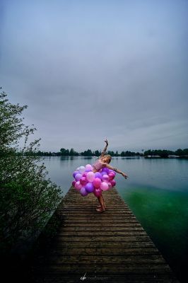 Jennie &amp; Ballon / Creative edit  photography by Photographer Christian Burghardt ★1 | STRKNG