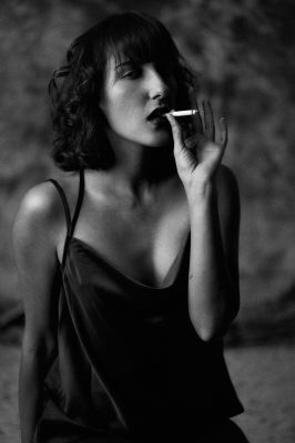 Isy is smoking / Portrait  Fotografie von Fotograf Jot M. ★3 | STRKNG