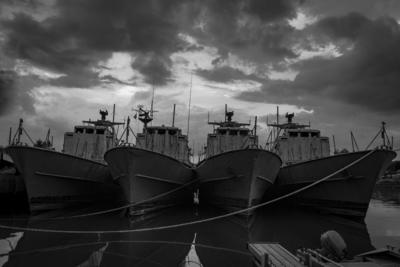 Usedom, old ships / Schwarz-weiss  Fotografie von Fotograf michas pics | STRKNG