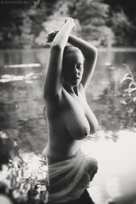 Down by the river / Nude  Fotografie von Fotograf Pascal Wiedemann ★9 | STRKNG