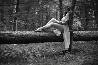 outside / Black and White  photography by Model Anna Wiedemann ★23 | STRKNG