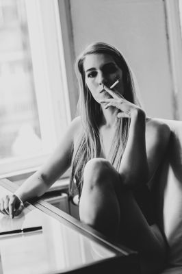 The desk / Nude  Fotografie von Fotograf Florian Schröder | STRKNG