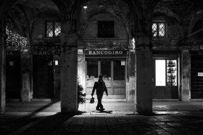 The rose seller / Street  Fotografie von Fotograf Mike Mayer ★1 | STRKNG