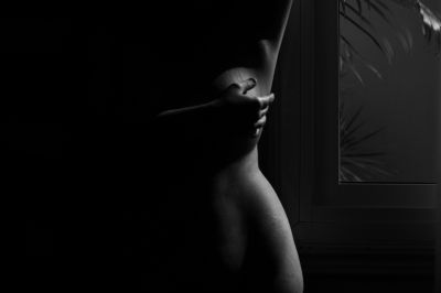 Entre luces y sombras / Nude  photography by Photographer Alexia Estévez ★3 | STRKNG