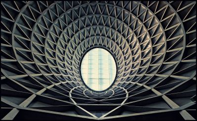 -(-(-(-O-)-)-)- / Architektur  Fotografie von Fotograf antonkimpfbeck ★2 | STRKNG