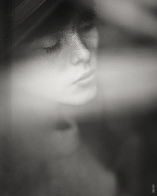 Clara / Portrait  photography by Photographer Pascal Chapuis ★65 | STRKNG