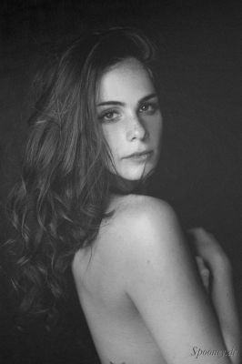 Holding myself / Schwarz-weiss  Fotografie von Fotografin Spooney ★3 | STRKNG