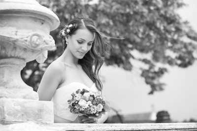 Braut mit einem Brautschtrauß, Schwarz-Weiss / Hochzeit  Fotografie von Fotograf Wolf | STRKNG