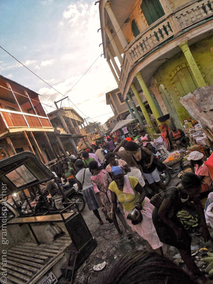 Marktszene Haiti / Fotojournalismus  Fotografie von Fotografin arigrafie | STRKNG