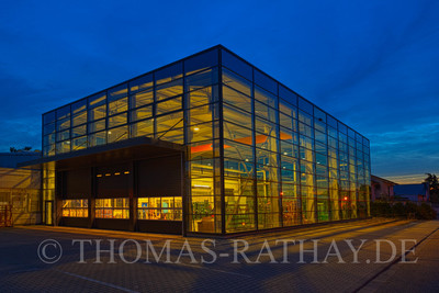 Glasproduktion zur blauen Stunde / Architecture  photography by Photographer Thomas Rathay PhotoDesign | STRKNG
