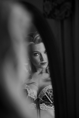 Die Frau im Spiegel / Black and White  photography by Photographer Mark Noormann | STRKNG