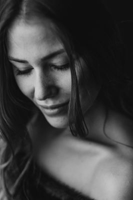 Nadine / Schwarz-weiss  Fotografie von Fotograf Iso_fotografie ★11 | STRKNG