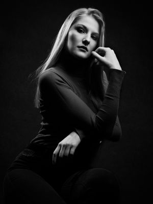 Saskia / Schwarz-weiss  Fotografie von Fotograf Michael Serrahn | STRKNG