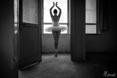 Lonely Dancer / Schwarz-weiss  Fotografie von Fotograf jw.Fotrait ★2 | STRKNG